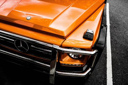Detail einer Motorhaube von einem Mercedes Benz SUV in orange